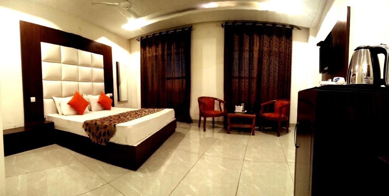 Hotel Vatika - The Riverside Resort Дармсала Экстерьер фото